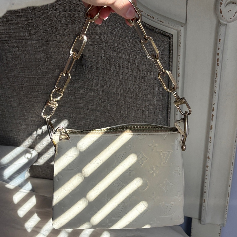 White purse, comes with attachable cross body strap